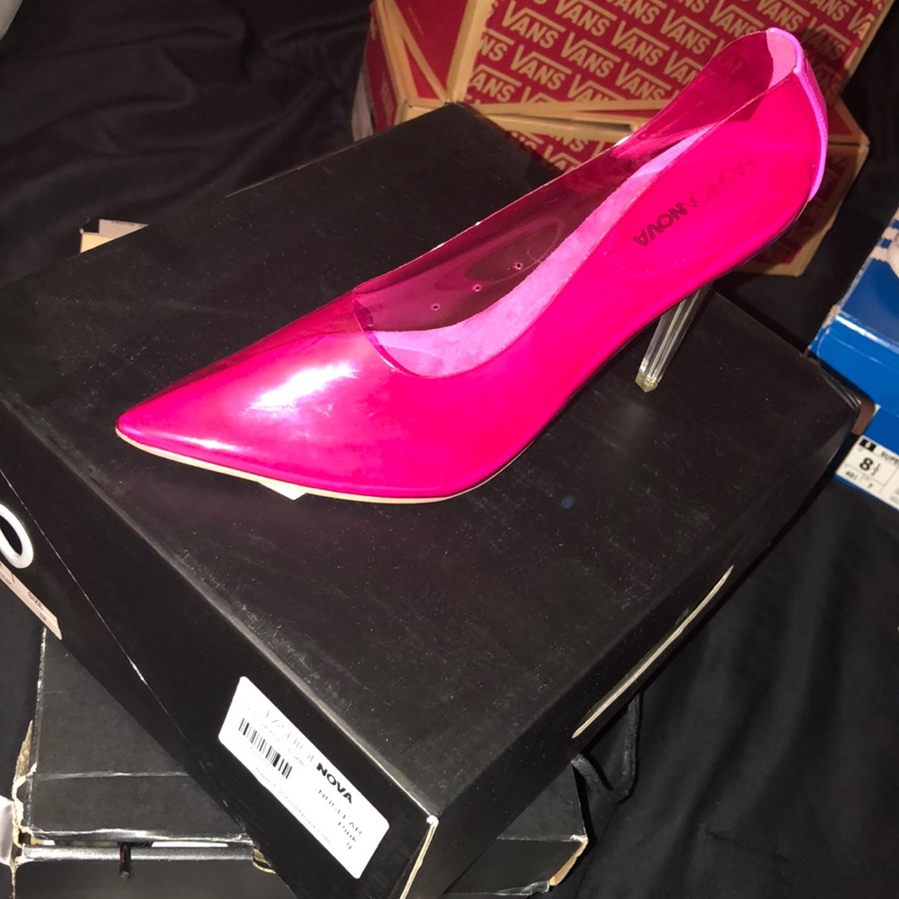 Hot pink pumps !